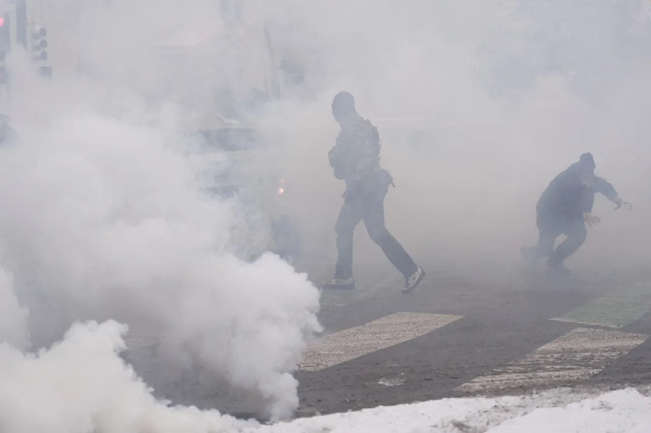 "La frontera en entredicho: Agencias migratorias estadounidenses llevan a cabo operaciones de búsqueda y registro sin orden judicial, desencadenando una oleada de protestas y cuestiones sobre la protección de derechos humanos"